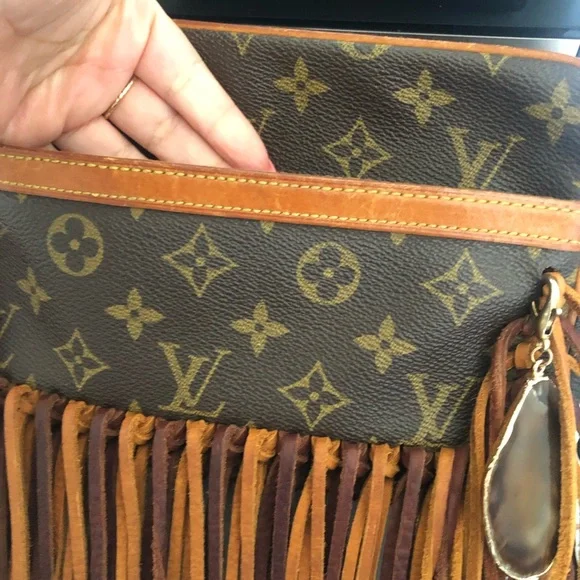 LOUIS VUITTON CROSSBODY - Picture 9 of 11